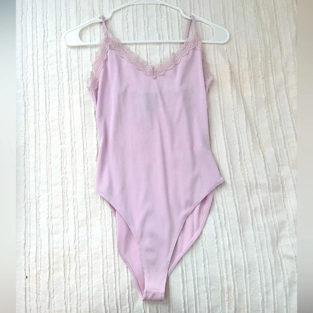 Forever 21 Size M Light Pink Lace Trim Bodysuit - Picture 1 of 3